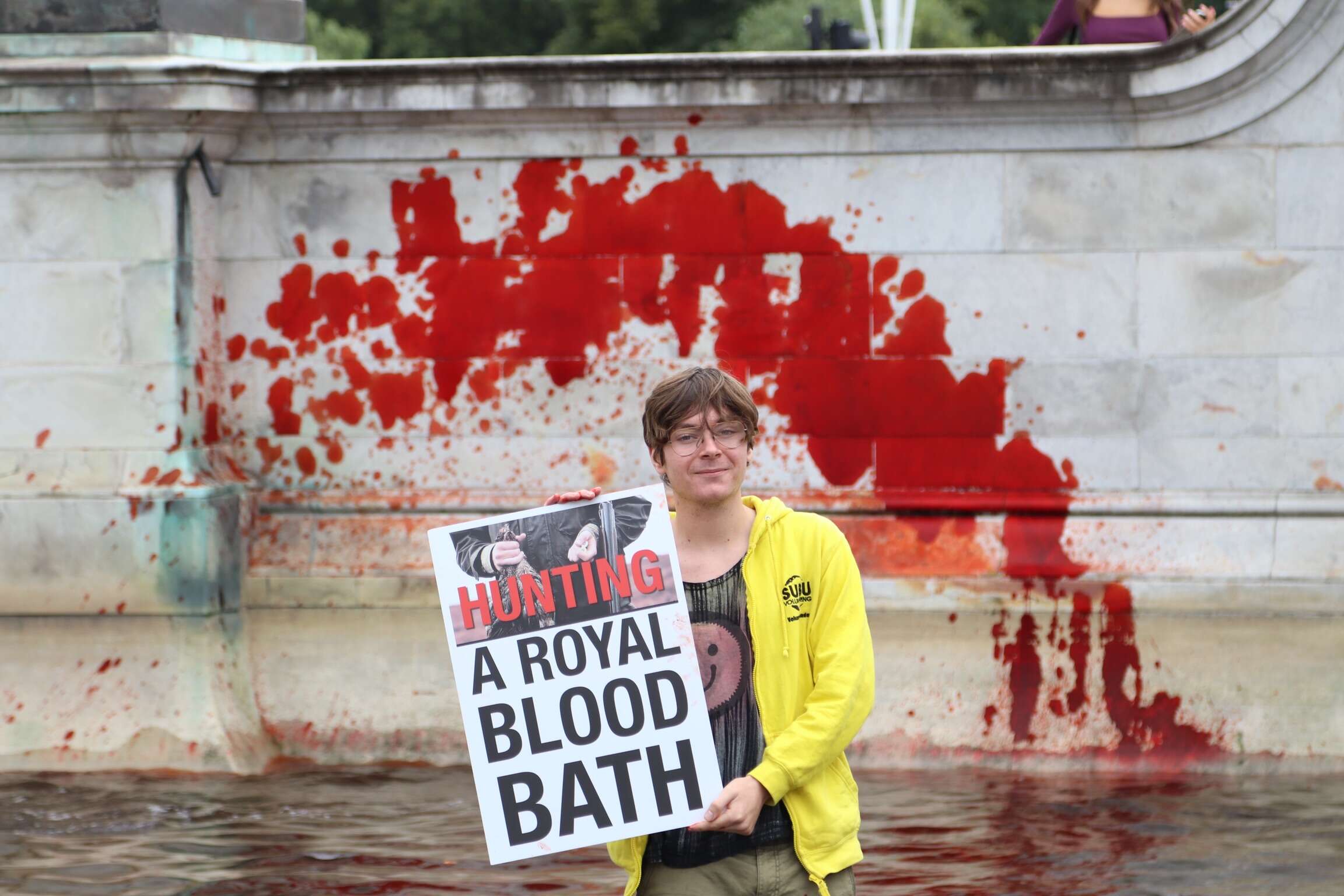Animal and climate protesters dye Buckingham Palace fountains blood red